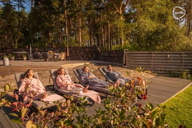 Couple relaxation terrasse